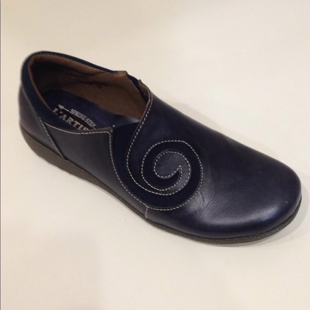 L' Artiste Navy Blue Saddle Leather With a Swirl